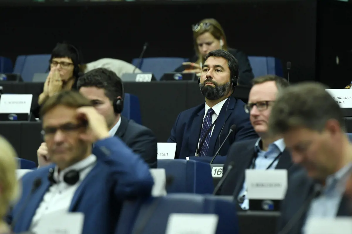 Európai civil szervezetek százai próbálják megakadályozni, hogy a fideszes Hidvéghi pozíciót kapjon az EP-ben