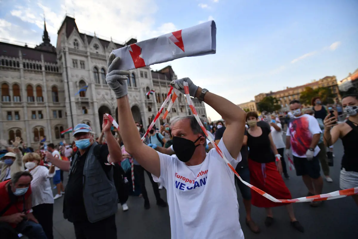 Több ezres tüntetés volt az egyetemi szabadságért Budapesten