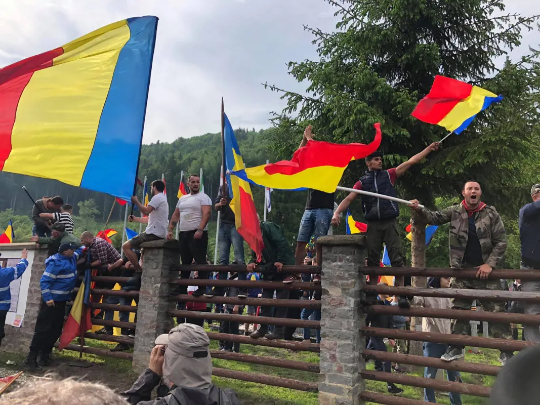 Román népviseletben tüntettek a magyar nyelvi jogok ellen