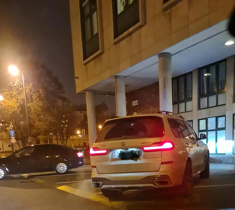 Senki nem tud úgy parkolni, mint a fideszes Selmeczi Gabriella egy német rendszámos BMW-terepjáróval
