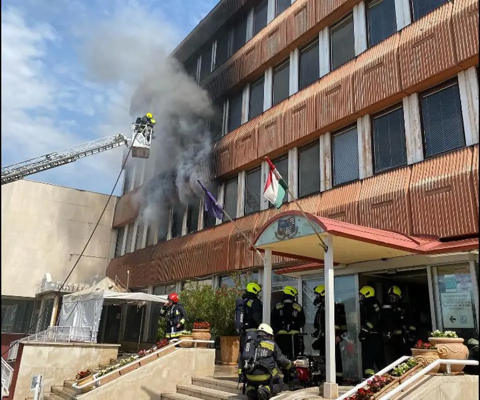 Tűz volt a XVIII. kerületi polgármesteri hivatalban, hamar megfékezték a lángokat