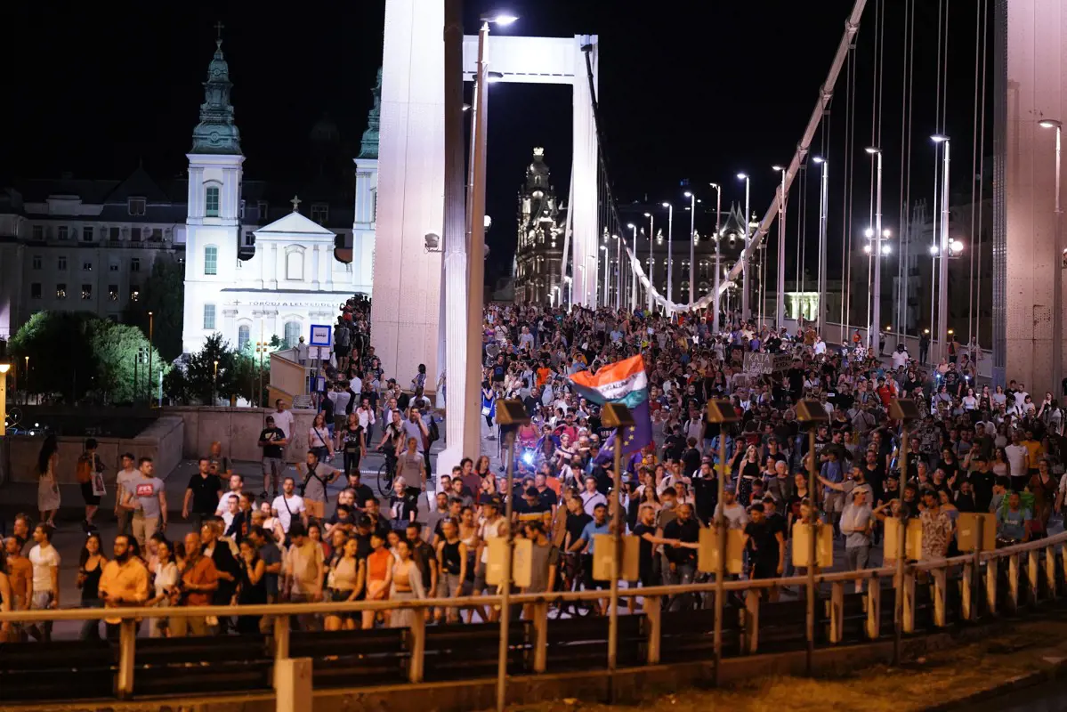 A kata-törvényhez Orbán és miniszterei nem adták az arcukat, Potocskáné bízik az államfői vétóban