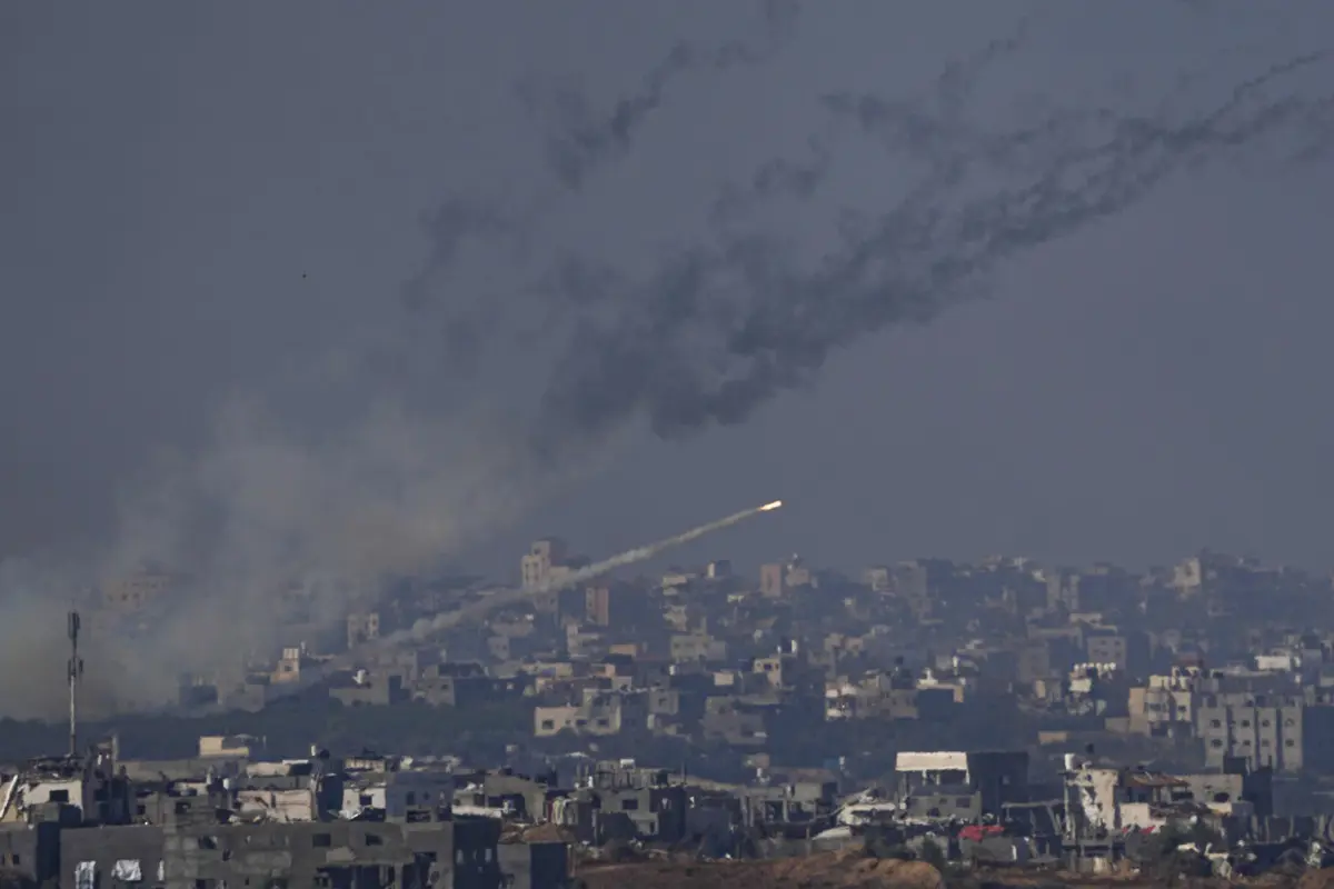 Evakuálásokkal és légicsapásokkal folytatja Izrael a Hamász elleni háborúját