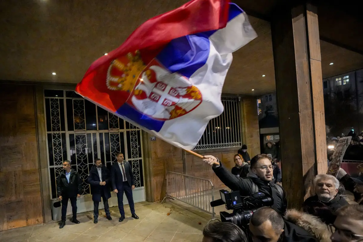 Forrong a szerb ellenzék: tömegtüntetés indult, mert szavazatlopást és választási csalást sejtenek