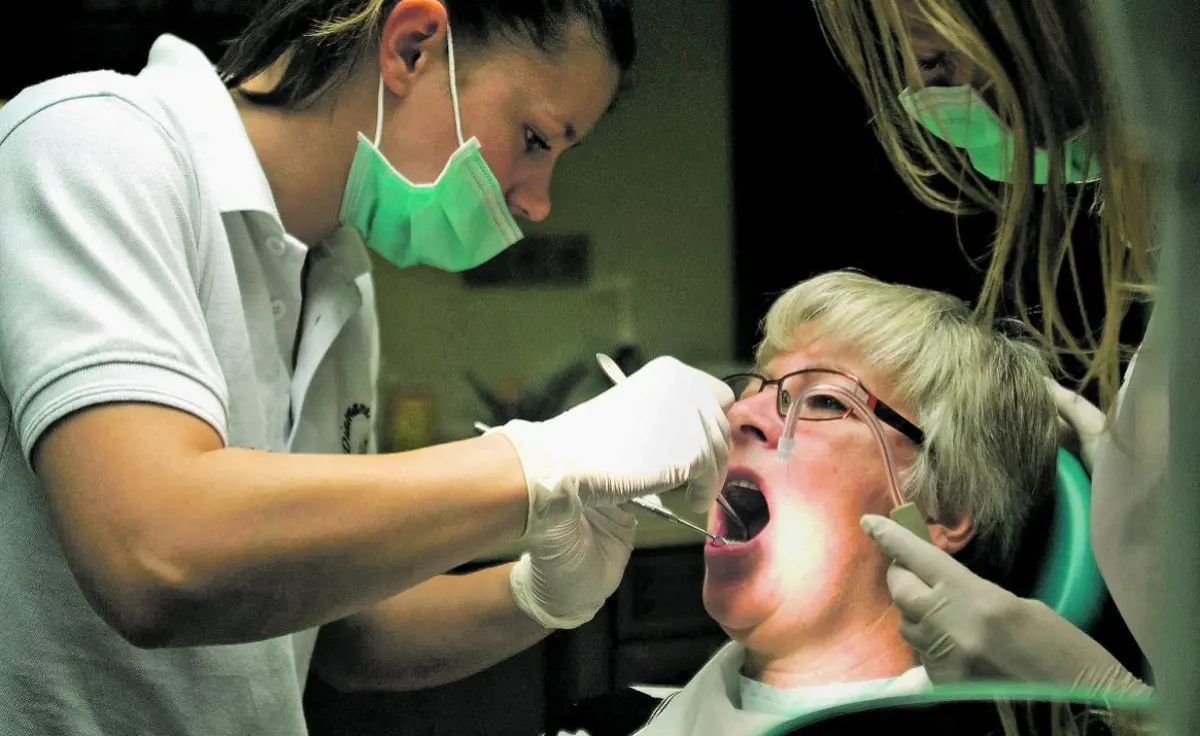 Megveregették a fogorvosok hátát a politikusok, de védőfelszerelést már nem adtak