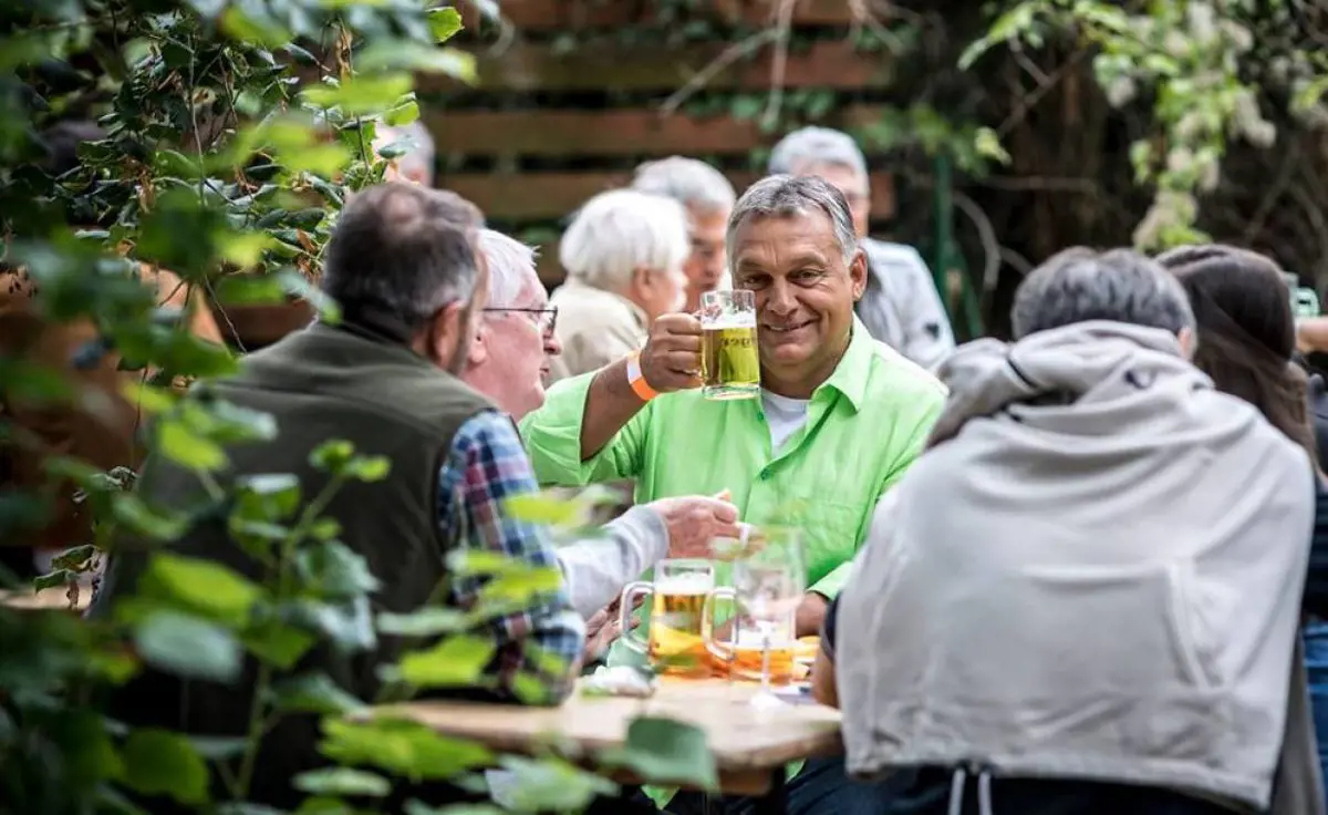 Orbán Viktor már alig várja a sört a teraszon, a nyitásról nem kérdezte a WHO-t