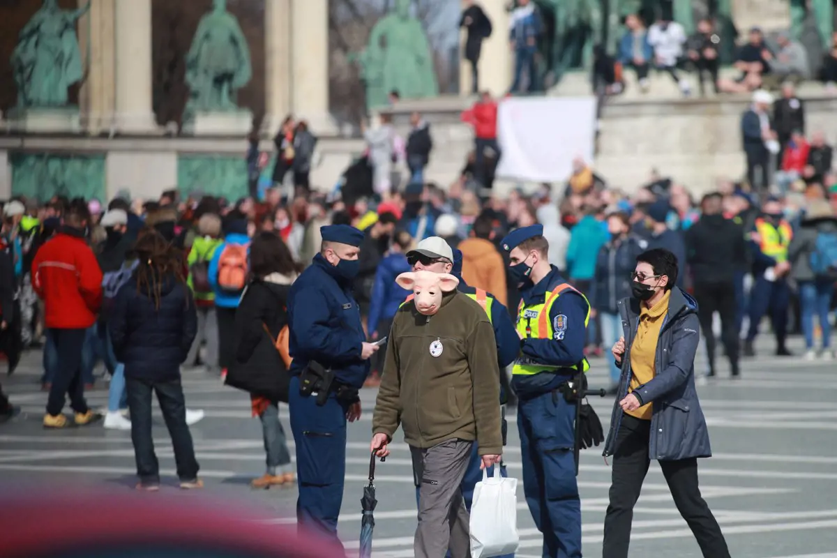 A maszkviselés ellen tüntettek a Hősök terén, a rendezvényszervező Gődény Györgyöt igazoltatták is