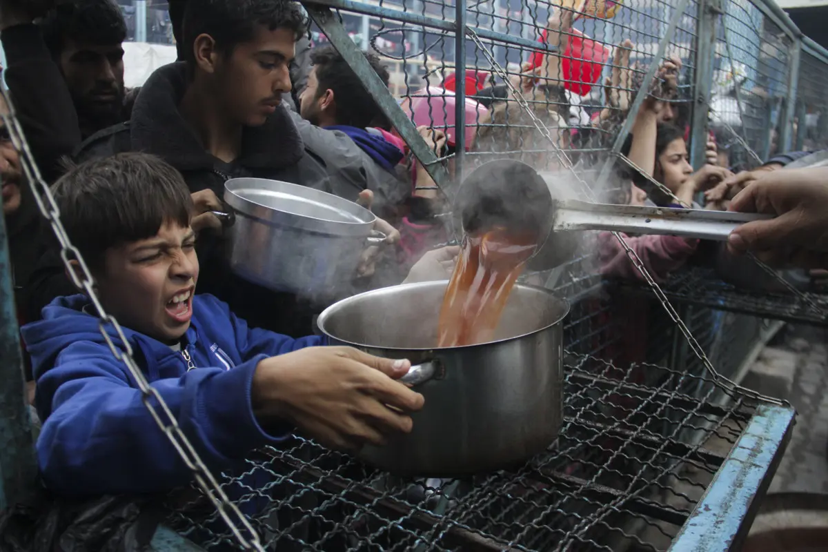 Kétezer tonna élelmiszert juttattak be a britek a Gázai övezetbe