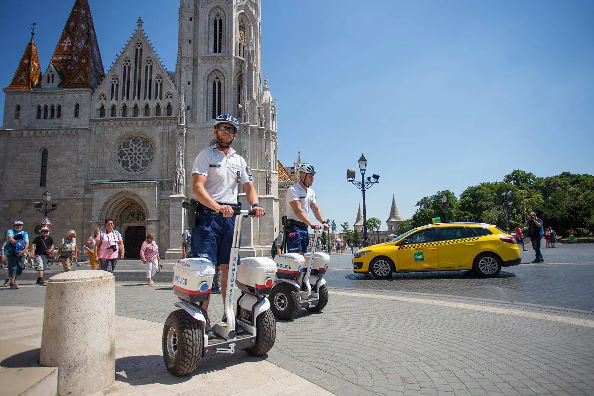 Elektromos biciklivel és segway-el is járőröznek a rendőrök Budapesten