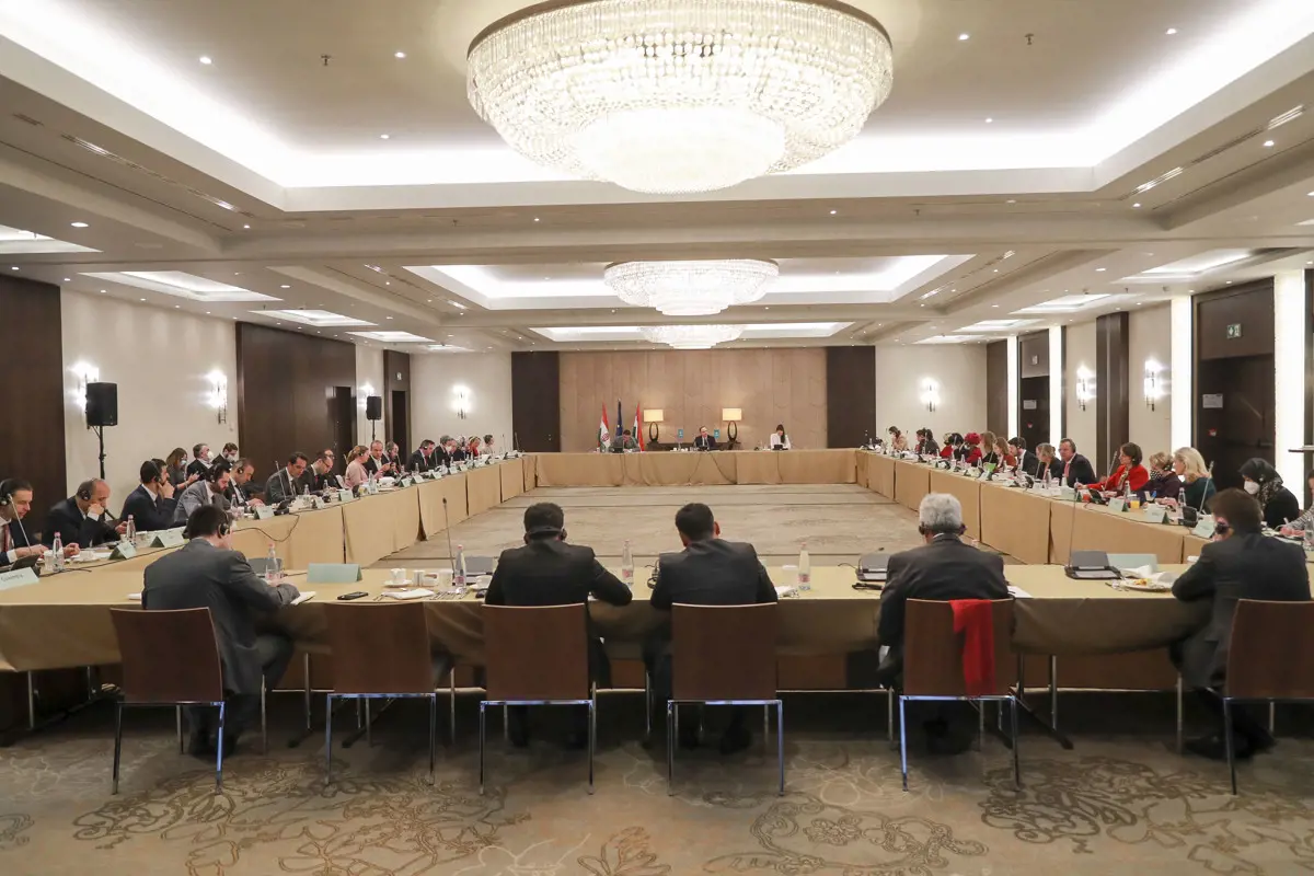 Révbe ért nyugati nyitás: 43 ország diplomatájával tartott diplomáciai találkozót a Jobbik