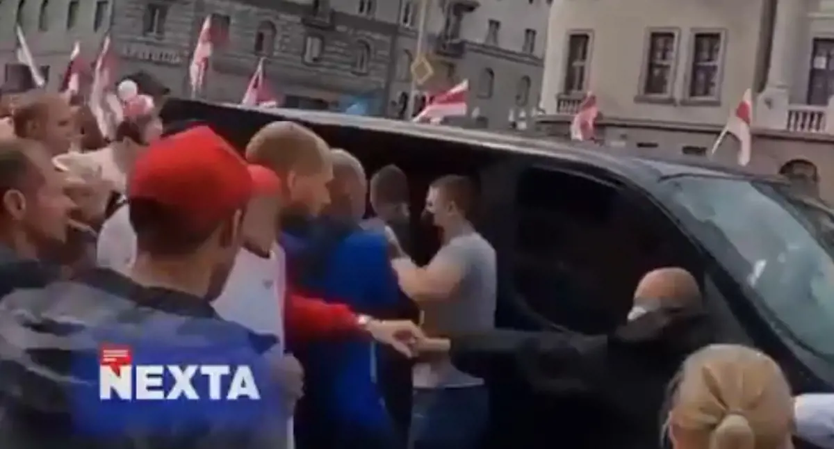 Így néz ki, amikor a belaruszok védik egymást: a rendőrök el akarták vinni, de a tüntetők megakadályozták