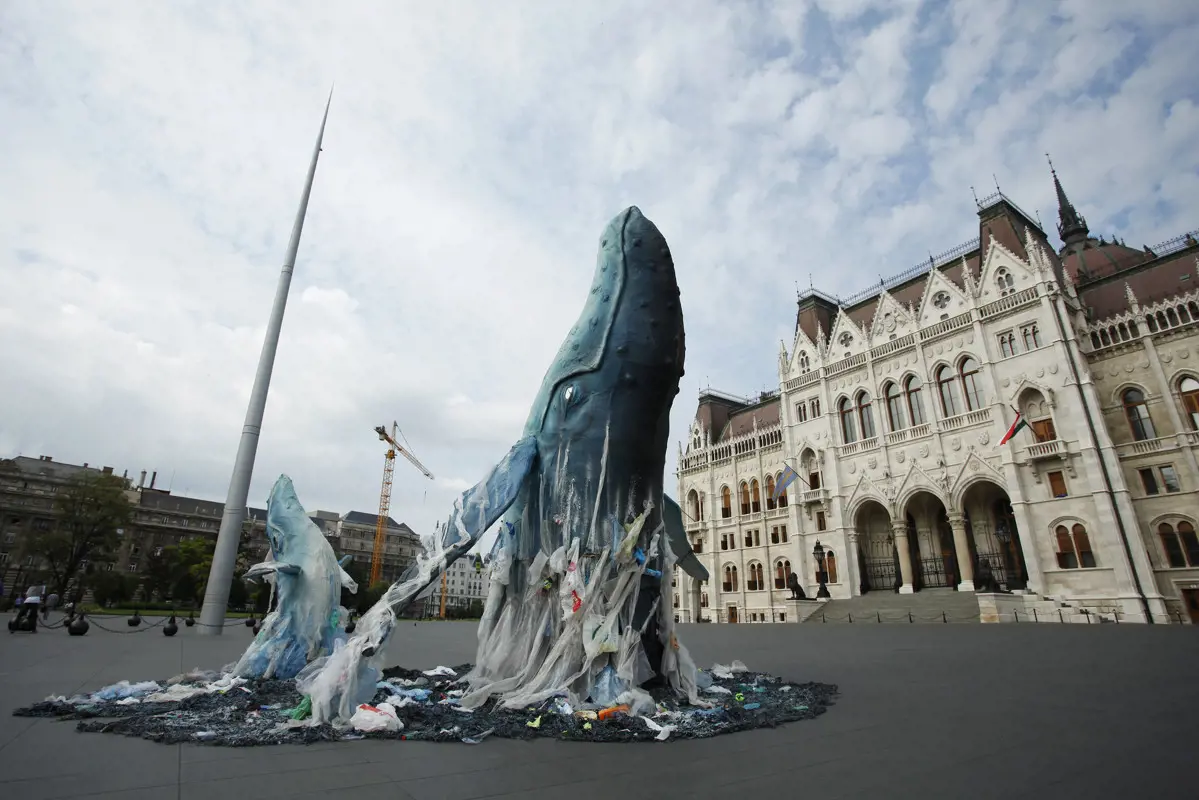 Hiába a bálnák a Kossuth téren, a kormányzat nem tesz semmit a műanyagszennyezés ellen