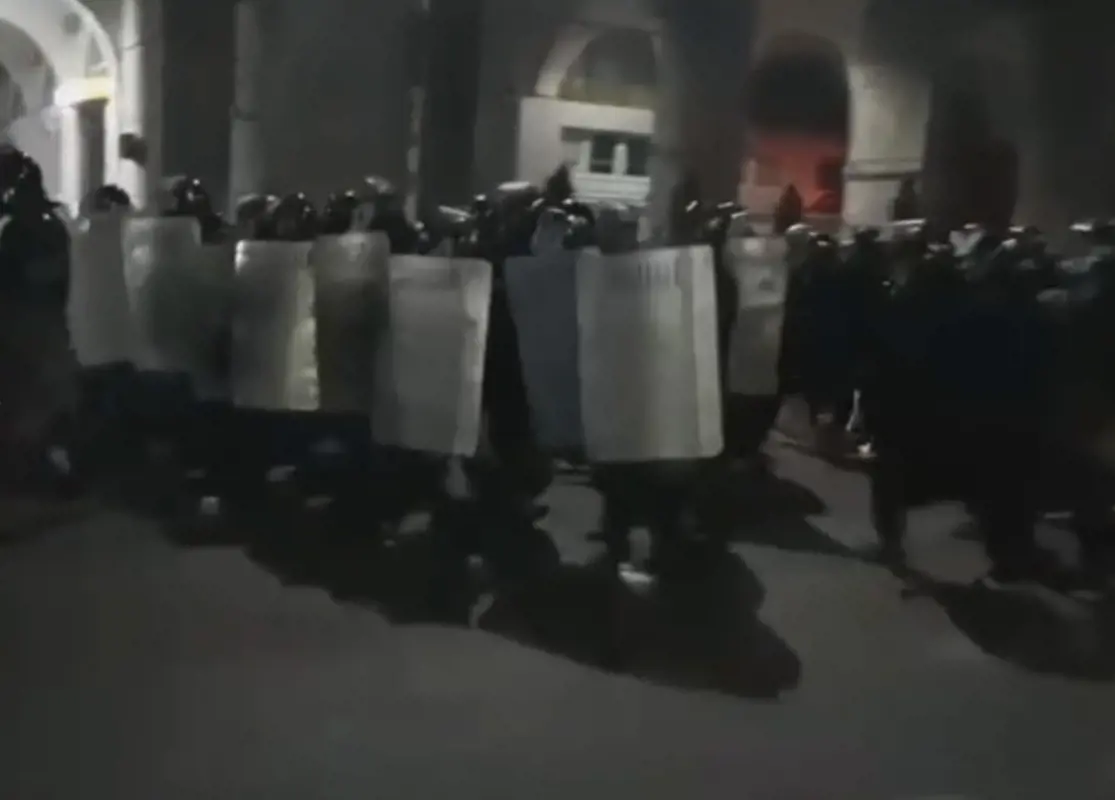 Benyomultak a parlamentbe a kirgiz tüntetők, kiszabadították a volt elnököt