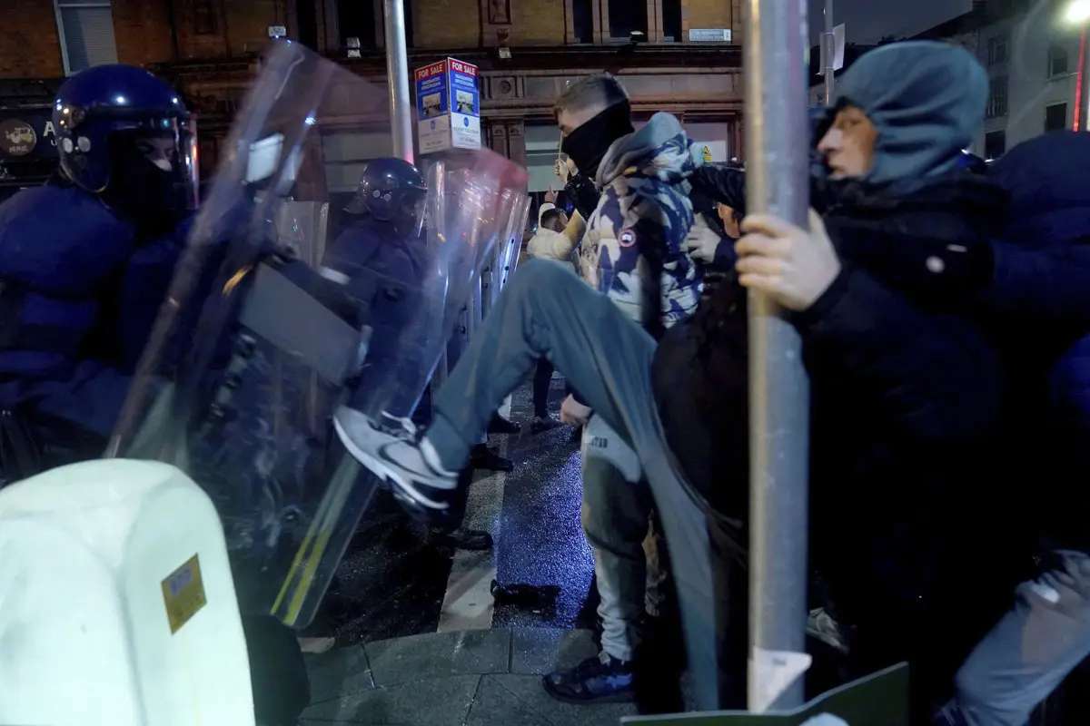 Zavargások törtek ki Dublinban a késes támadás nyomán, sokakat őrizetbe vettek