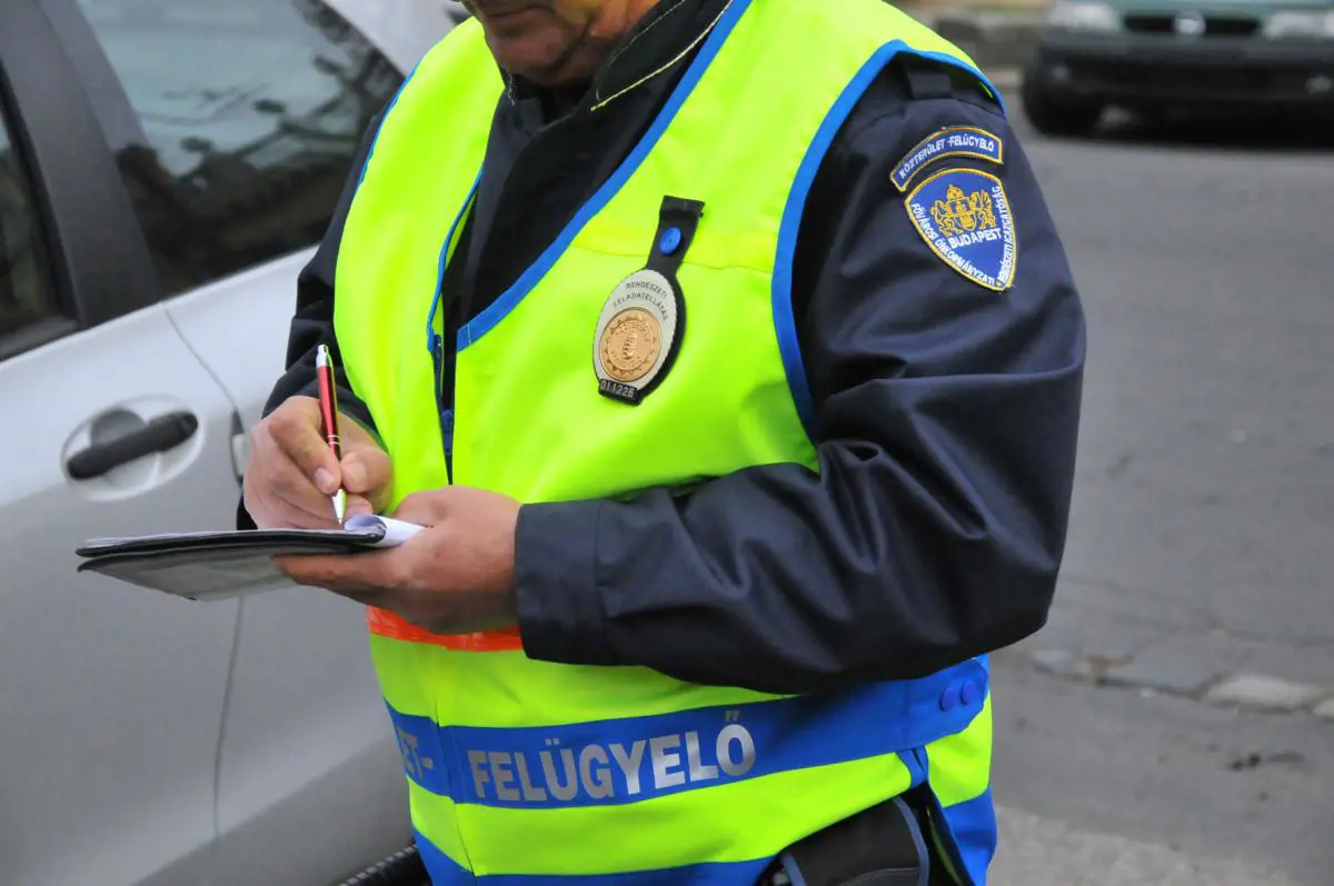 Infarktust kapott egy asszony Budapesten, ezért szabálytalanul leparkolt, megbüntették a közterületesek