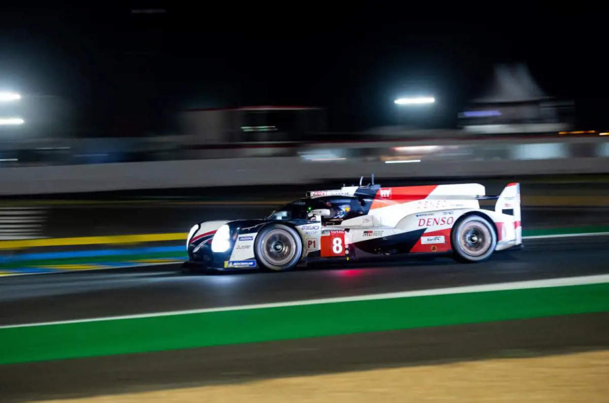 Dráma Le Mansban: véletlenül nem a defektes kereket cserélték le a másik Toyotán, így Alonso másodszorra is 24 órás-győztes
