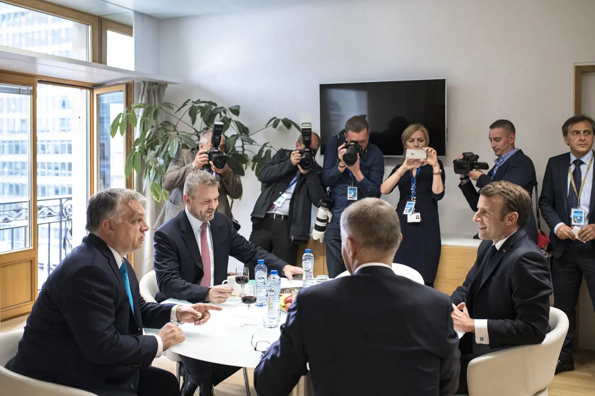 Orbán és Macron egy asztalnál: elkezdődött az uniós sakkozás