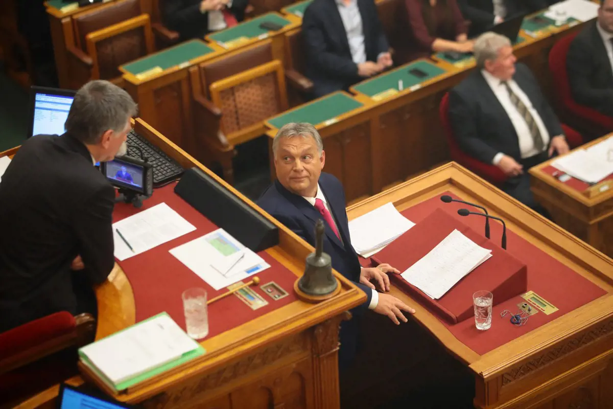 "Primitív, bunkó, felháborító" - így sietett a közmédia Orbán Viktor segítségére
