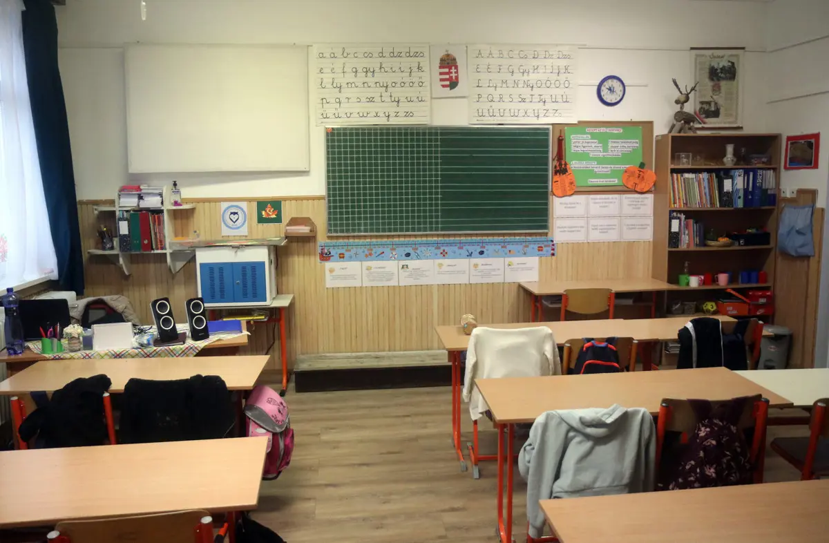 Több mint 4000 tanár hagyta ott idén a közoktatást Orbánék miatt