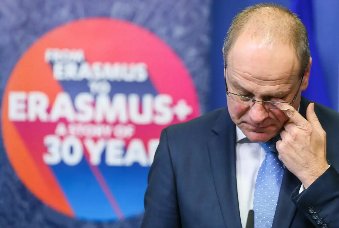 Nem sietnek lemondani jól fizető kuratóriumi tisztségükről az Erasmus-ügy kapcsán érintett miniszterek-államtitkárok