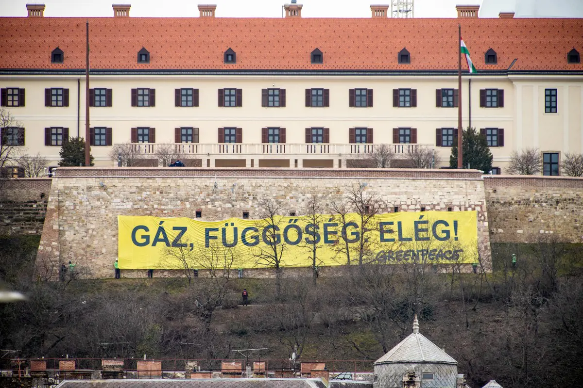 Üzentek a kormánynak: a Karmelitánál feszített ki molinót a Greenpeace