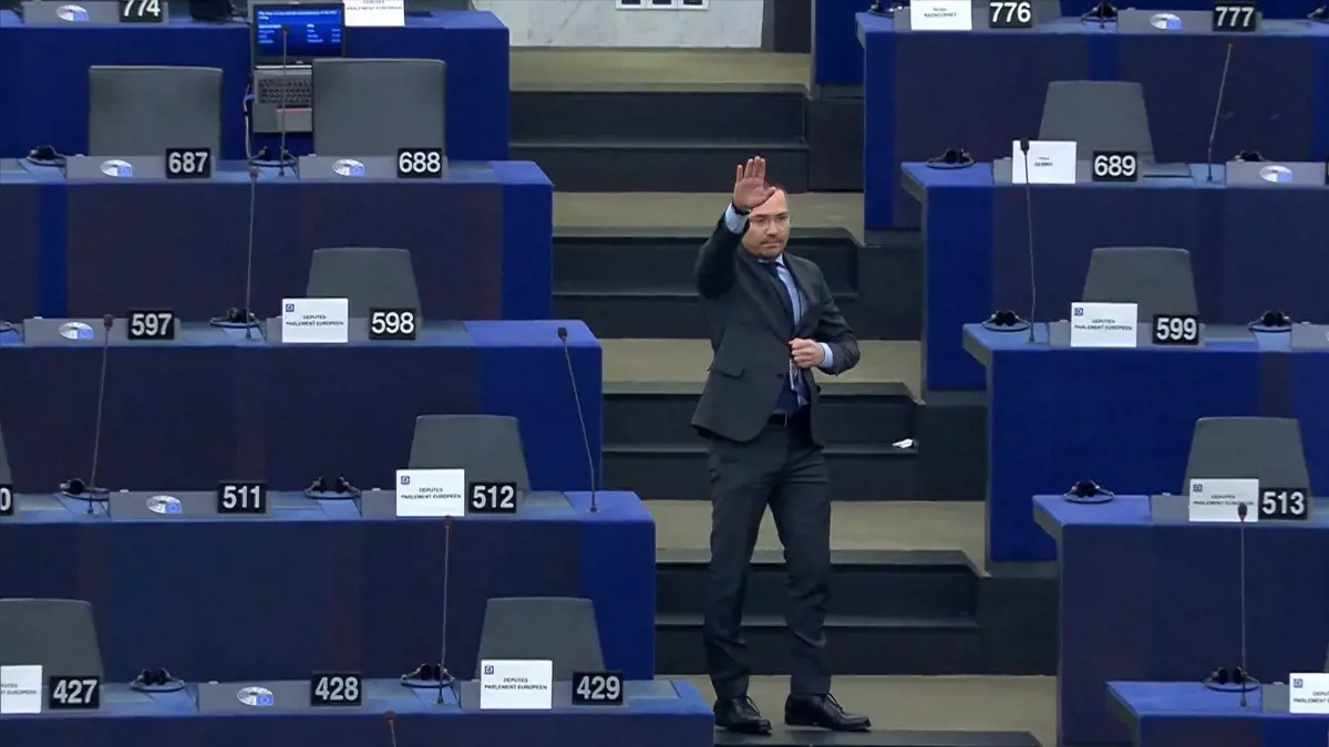 Orbánt és Kaczyńskit éltette a bolgár EP-képviselő, aztán karlendítéssel távozott