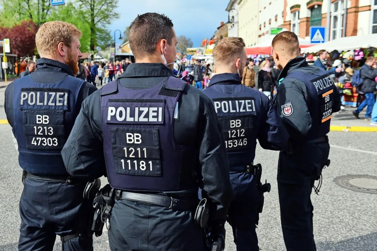 A német zsaruk előállítottak egy részeg kamaszt, a rendőrőrs ostroma lett belőle