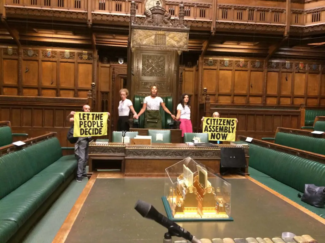 Tiltakozók jutottak be a brit parlamentbe, majd a házelnök széke köré ragasztózták magukat