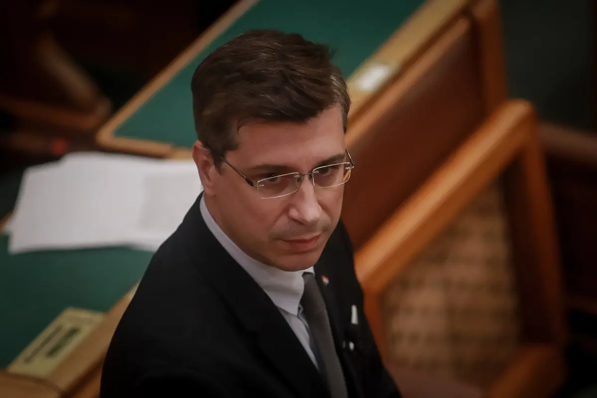 Lukács: A haverok helyett a magyar embereket segítse a kormány!