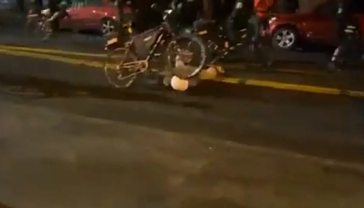 Földön fekvő tüntető fején vezette át a biciklijét az amerikai rendőr