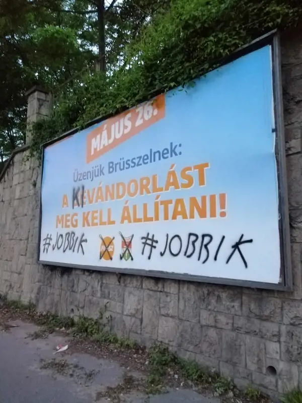 Fideszes plakátokat festettek össze, négy rendőrautó vette körbe őket