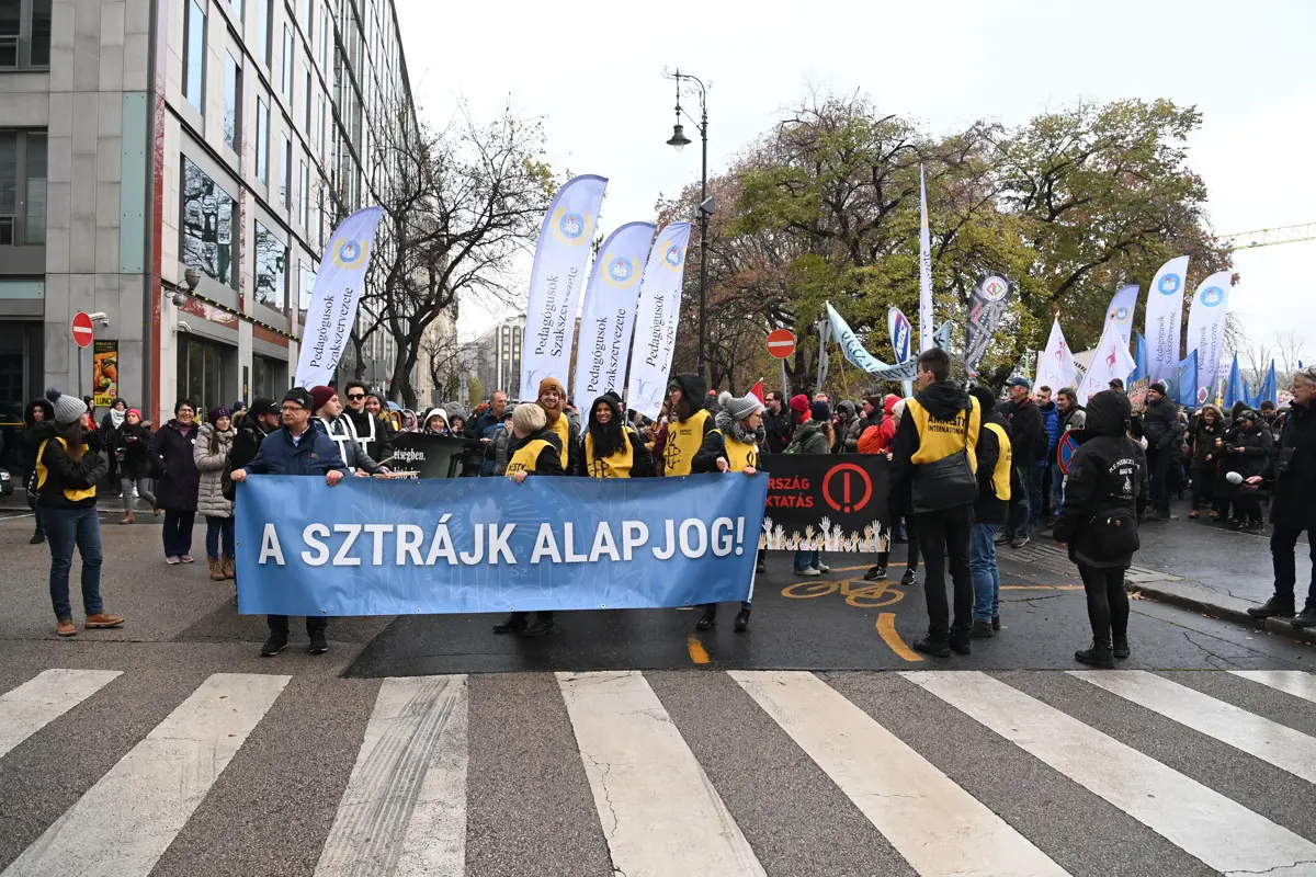 Ismét sztrájkolnak a pedagógusok április 24-én