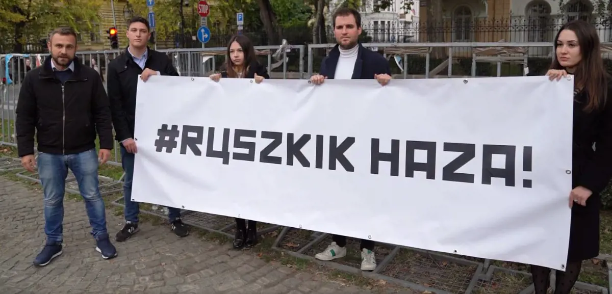 Jobbik Ifjúsági Tagozat az Orosz nagykövetségnél: már nem beszélhetünk se függetlenségről, se szabadságról