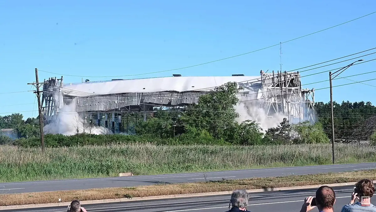 Videón, ahogy felrobbantják a Detroit Pistons korábbi kosárlabdacsarnokát