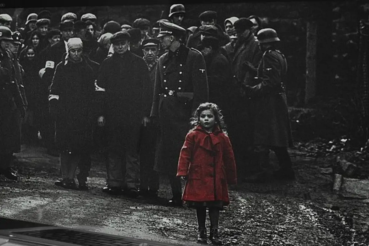 A Schindler listájában szereplő piros kabátos kislány most az ukrajnai menekülteknek segít