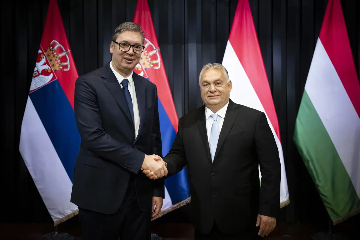 Gyöngyösi Márton úgy látja, Orbánnak és Szijjártónak valamiért nagyon megéri a szerb kormány hátsójában lenni