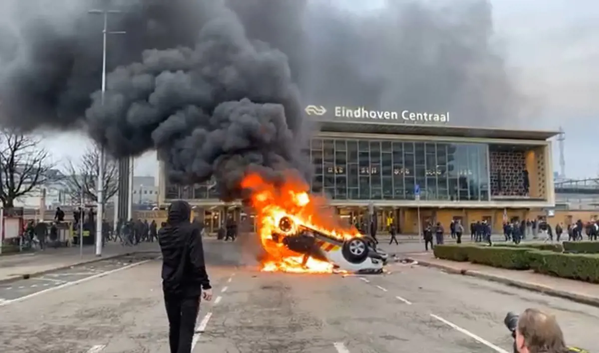 A kijárási tilalom első estéjén Hollandiában felgyújtottak egy tesztközpontot