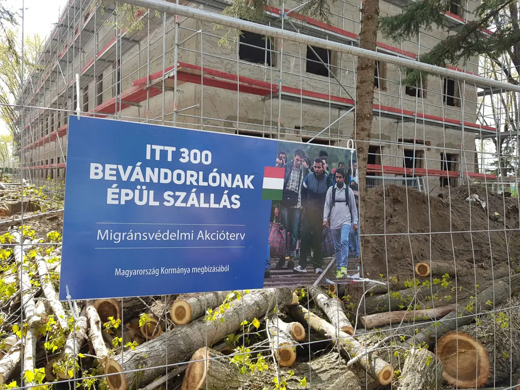 Táblákkal jelöli meg a Jobbik, hová telepíti a gazdasági migránsok tömegeit a Fidesz