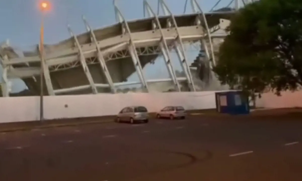 Váratlanul érte az embereket, ahogy kártyavárként omlott össze a nyíregyházi stadion lelátója