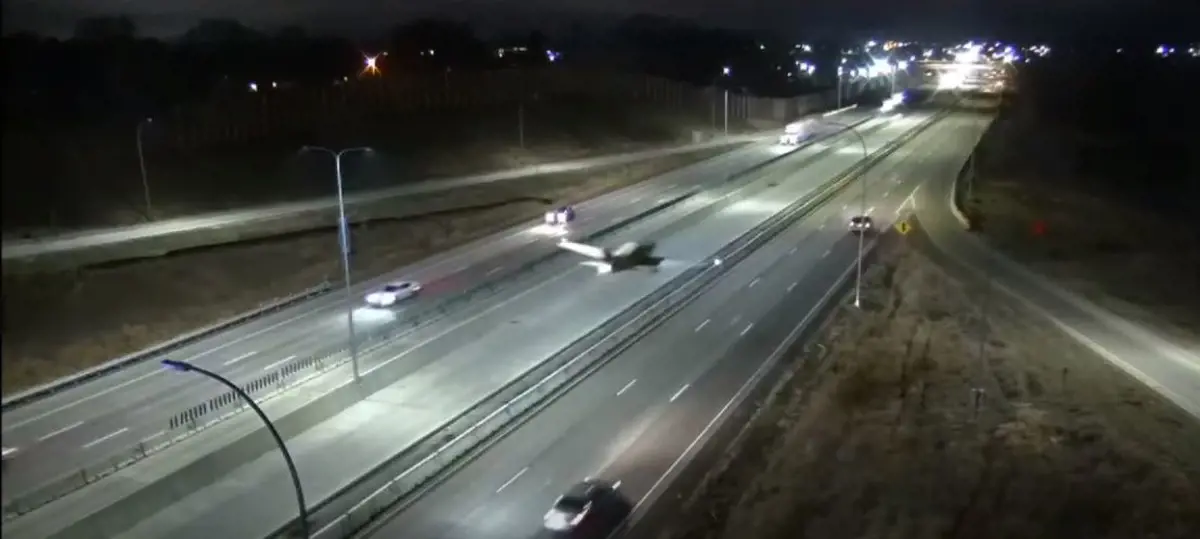 Megesik: kisrepülővel ütközött egy autós az autópályán Minnesotában