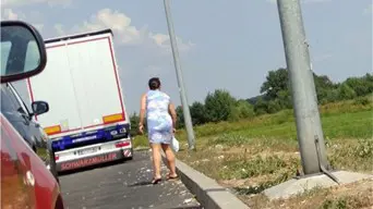 Akiket Orbánék az út szélén hagytak
