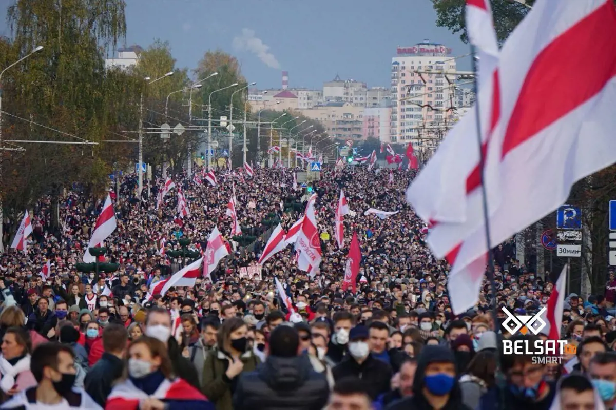 Százezres tüntetés volt Belaruszban, nem maradtak el az őrizetbe vételek sem