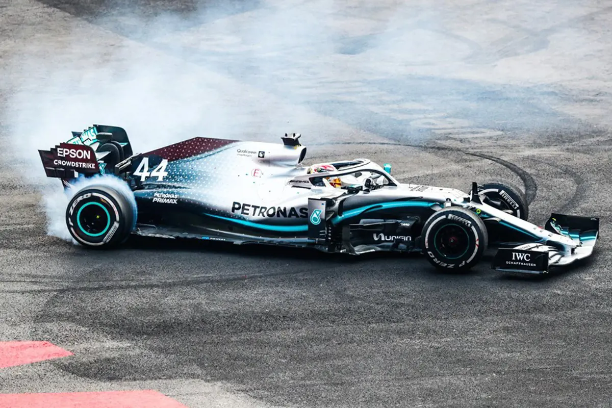 Lewis Hamilton hatszoros világbajnok