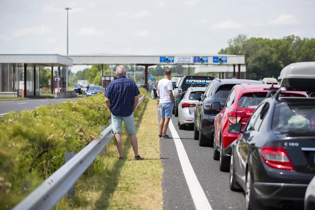 Három autó ütközött, több kilométeren torlódik az M7-es autópálya forgalma Budapest irányába