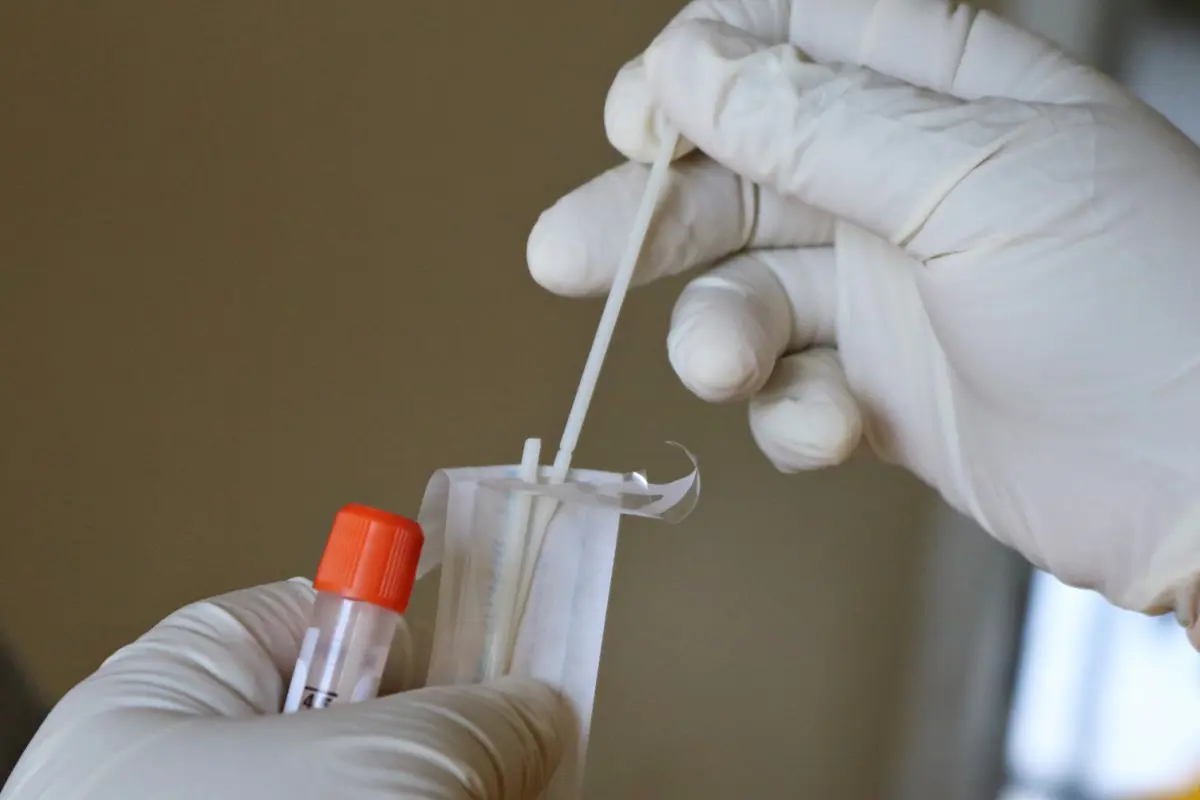 Hárommilliárd forintnyi PCR-tesztet dobott ki az Országos Vérellátó Szolgálat