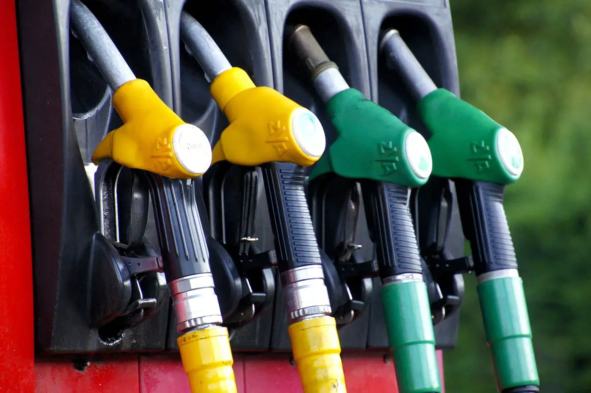 Jakab azt javasolja a kormánynak, hogy engedje el a benzin jövedéki adóját