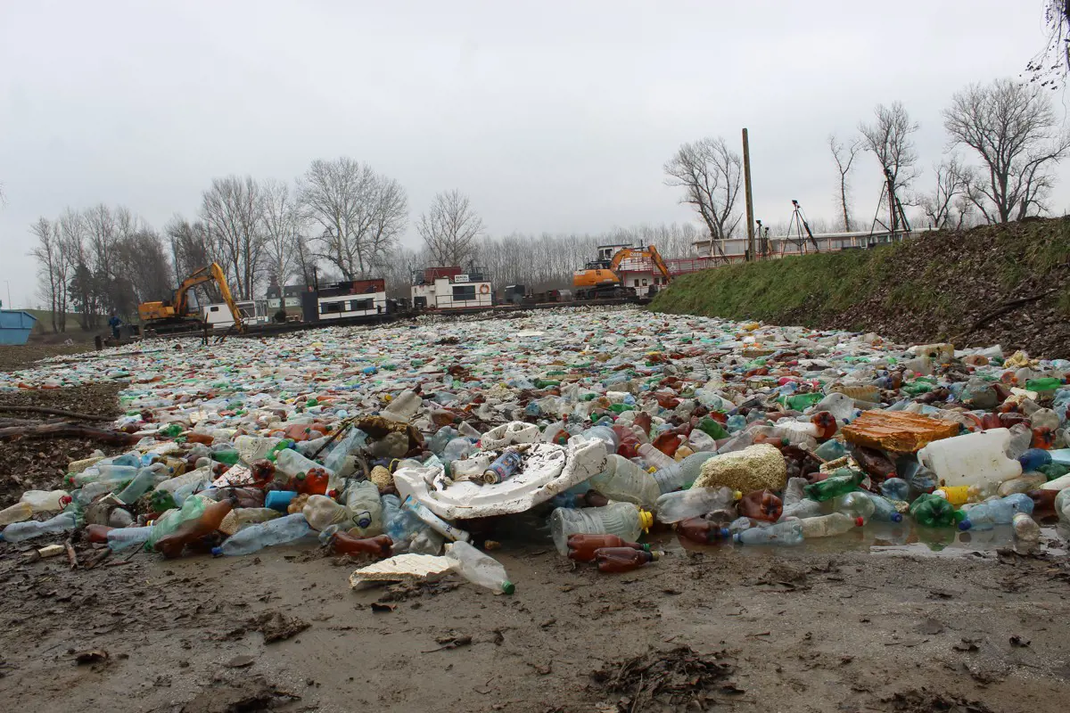 Öt nap alatt több mint 1500 köbméter vegyes uszadéktól tisztították meg a Tiszát