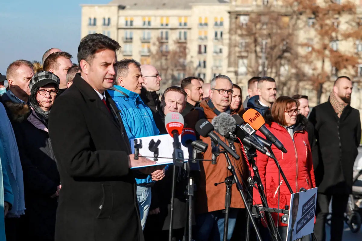 Márki-Zay a Kossuth téren: a kétkérdéses népszavazás aláírásgyűjtése már holnaptól megkezdődhet