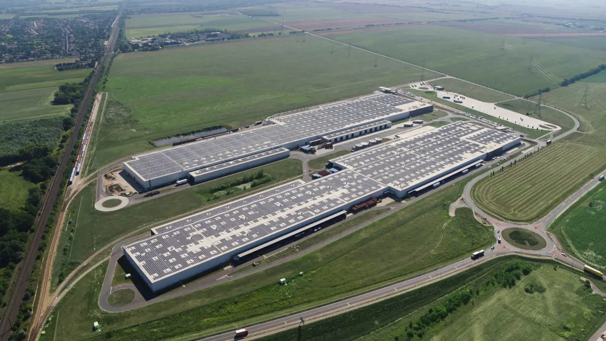 Európa legnagyobb tetőn kialakított napelemparkját adták át Győrben