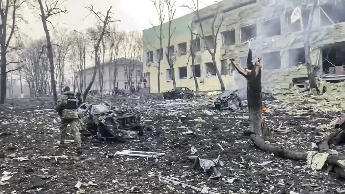 Fegyverletételi ultimátumot adtak a Mariupolt védő ukrán erőknek az oroszok